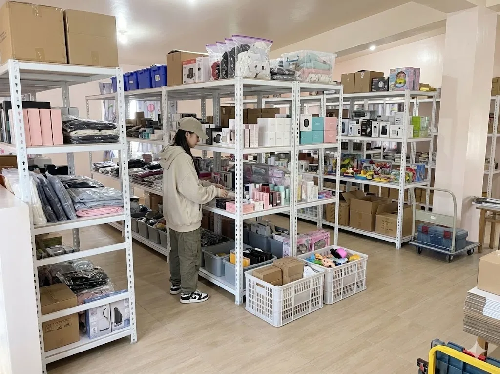 AI 優化情境示意：商品收納與補貨架，多組白色層架整理各類商品，適合參考小型店面的分類與補貨動線。