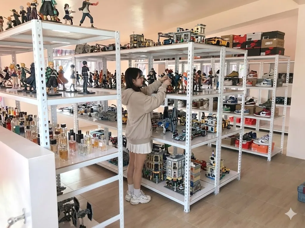 AI 優化情境示意：店面商品陳列層架，開放式層架展示瓶罐與日用品，讓不同品項有清楚的陳列區域。