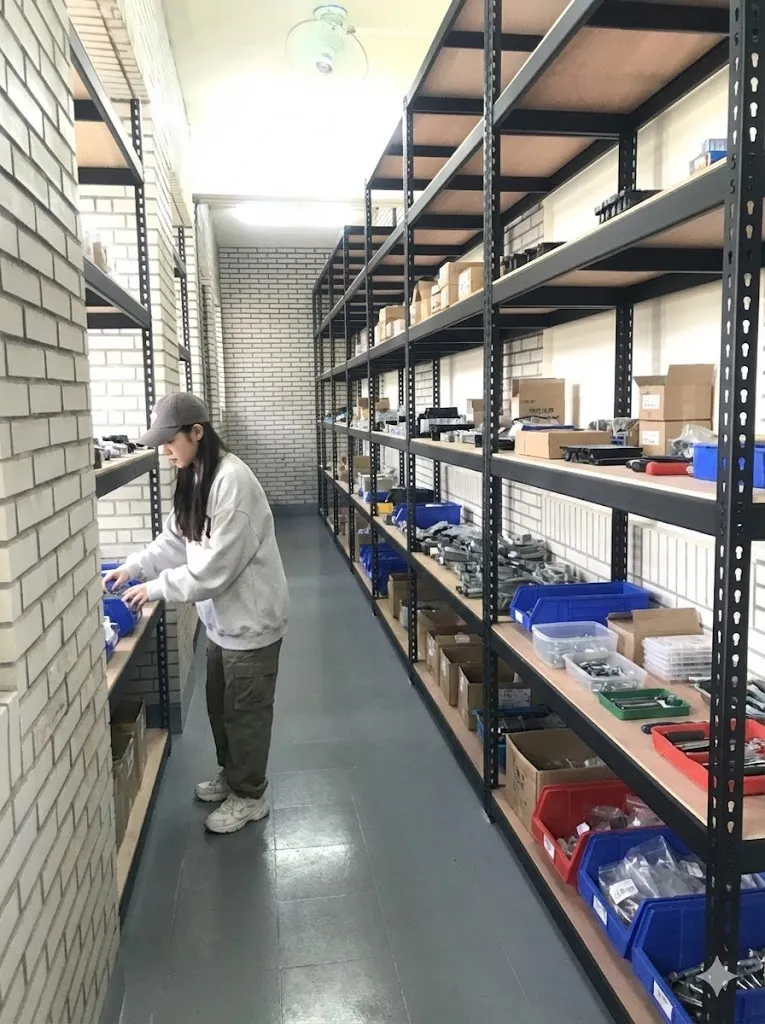 AI 優化情境示意：倉儲通道收納架，沿狹長通道排列層架，詢問前可先量通道寬度與大型物品尺寸。
