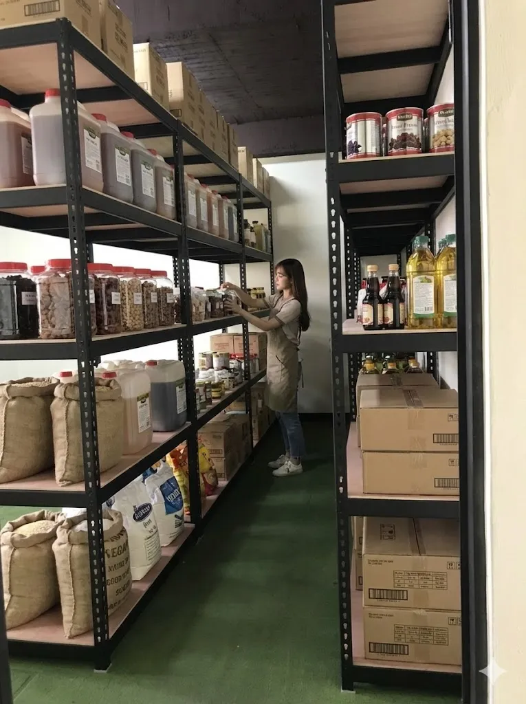 AI 優化情境示意：窄型店面貨架，狹窄店面以高層架整理商品，需先確認顧客通行和取貨的空間。