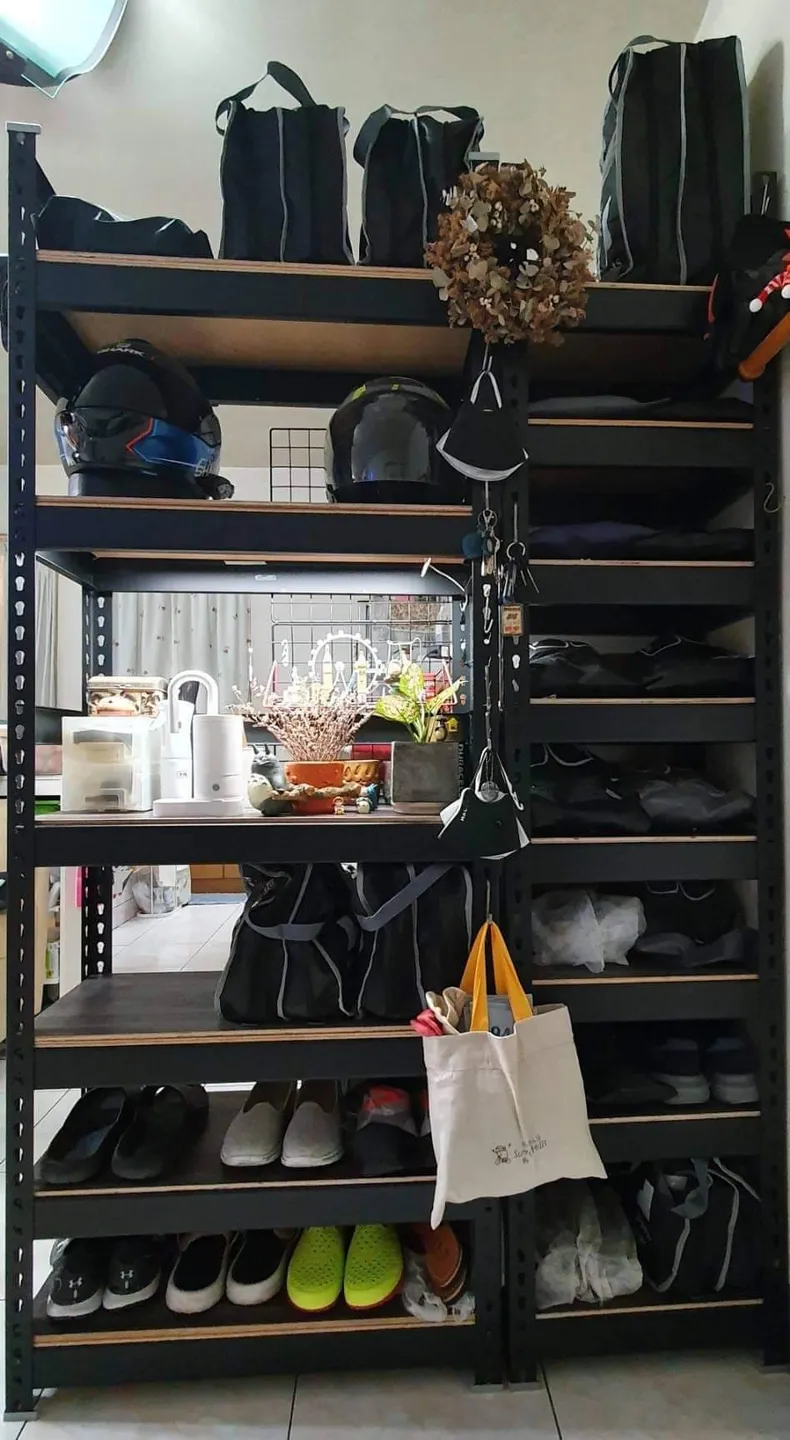 AI 優化情境示意：倉庫高層庫存架，深色層架收納箱裝與袋裝庫存，先確認貨品尺寸與安全取放方式。