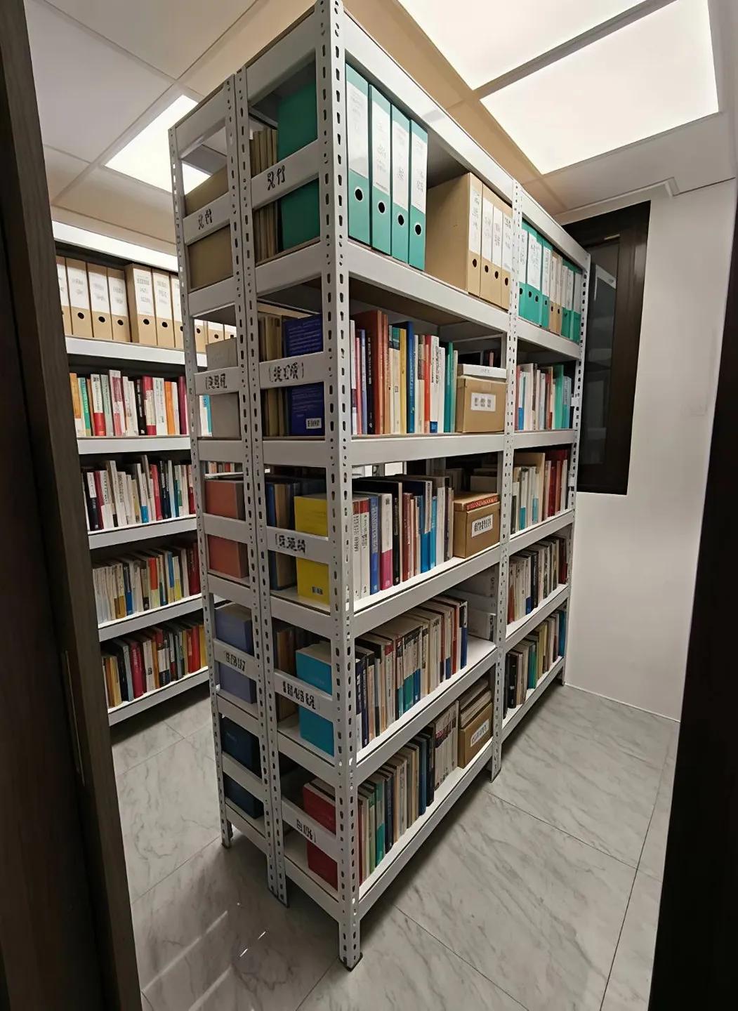 AI 優化情境示意：圖書室資料層架，書籍和文件沿走道分類排列，建議先按類別與查找順序規劃架位。