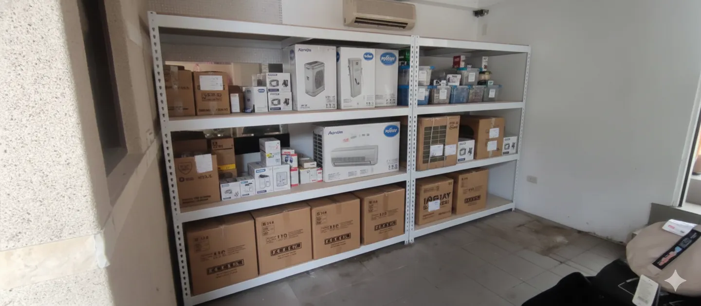 AI 優化情境示意：紙箱與收納盒備品架，箱盒與備品按大小分類，預留標籤位置可讓日後查找更直接。