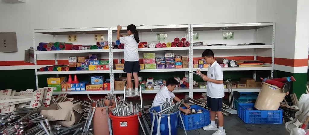 AI 優化情境示意：市場用品與周轉箱架，店內貨架搭配周轉箱整理商品，依補貨流程規劃前場和備品區。