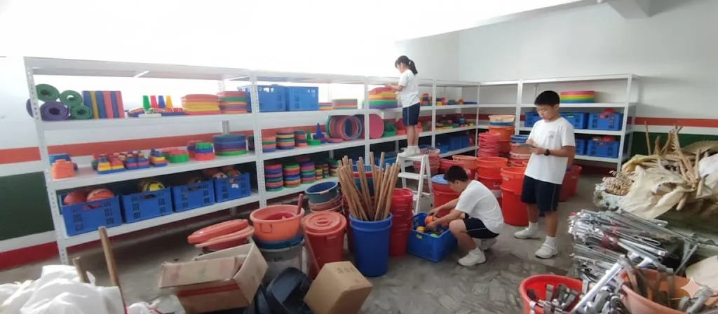 AI 優化情境示意：工作區周轉箱與耗材架，周轉箱和工作耗材分區收納，依物料尺寸與搬運方式安排層位。
