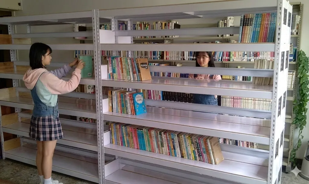 AI 優化情境示意：圖書室與兒童書籍架，書籍按主題排列於層架，規劃時可依讀者高度和資料尺寸安排層位。